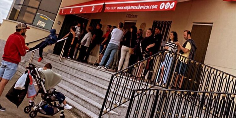 Gran afluencia de clientes en Emjamesa Ibéricos aprovechando el puente festivo en Madrid para hacer sus compras en Peñaranda