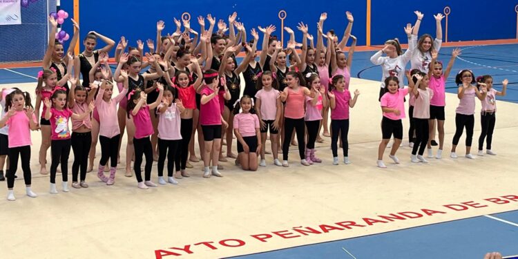 Brillante exhibición de la Escuela de Gimnasia Rítmica en el pabellón cubierto de Peñaranda para despedir el curso
