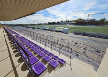 Nuevos asientos para la grada del estadio «Luis García» de Peñaranda que ofrecen mayor comodidad a los espectadores