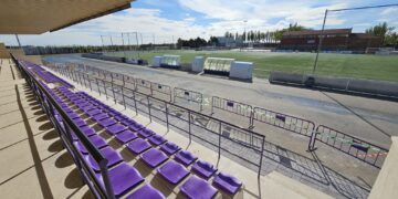 Nuevos asientos para la grada del estadio «Luis García» de Peñaranda que ofrecen mayor comodidad a los espectadores