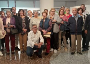 Alumnos del Centro de Educación de Personas Adultas El Inestal visitan en Peñaranda la exposición del pintor Antonio Varas
