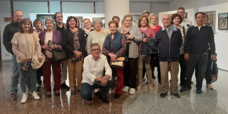 Alumnos del Centro de Educación de Personas Adultas El Inestal visitan en Peñaranda la exposición del pintor Antonio Varas