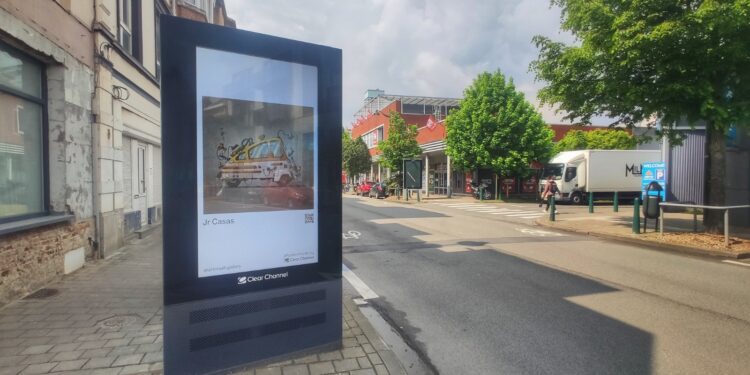 Las ilustraciones del peñarandino Jr Casas se ven esta semana en más de un millar de pantallas digitales en las calles de Bélgica