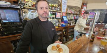 La XIV Feria del Pincho llena de ambiente las calles de Macotera con las propuestas de seis establecimientos hosteleros de la villa