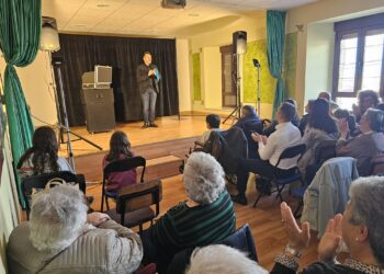Tarde de magia y humor con Toni Rivero en las fiestas de Villar de Gallimazo con una gran respuesta de público de todas las edades