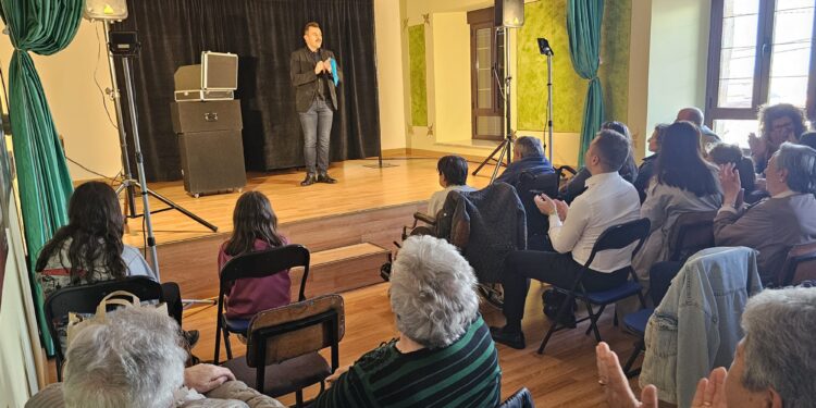 Tarde de magia y humor con Toni Rivero en las fiestas de Villar de Gallimazo con una gran respuesta de público de todas las edades