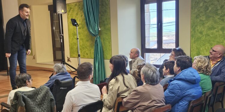 Tarde de magia y humor con Toni Rivero en las fiestas de Villar de Gallimazo con una gran respuesta de público de todas las edades