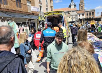 Policía Local y asistencias sanitarias atienden la indisposición de un anciano en plena «hora punta» del mercadillo de Peñaranda