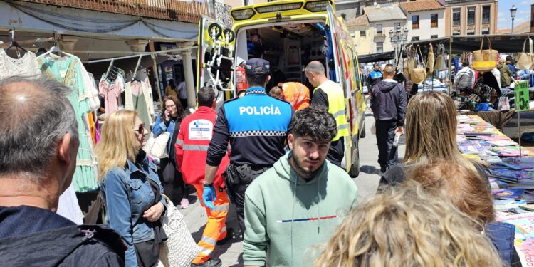 Policía Local y asistencias sanitarias atienden la indisposición de un anciano en plena «hora punta» del mercadillo de Peñaranda