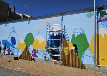 Alumnas de Bellas Artes crean en Peñaranda el nuevo mural que decorará la plaza Clara Campoamor y las pistas Juan Sánchez