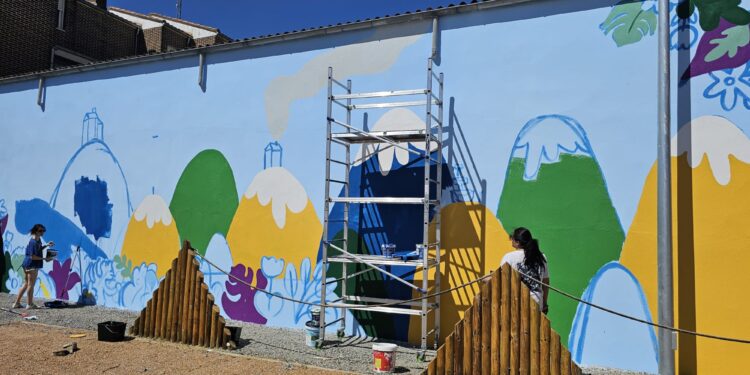 Alumnas de Bellas Artes crean en Peñaranda el nuevo mural que decorará la plaza Clara Campoamor y las pistas Juan Sánchez