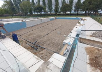 Villoria reforma el vaso grande de las piscinas municipales y mejorará la accesibilidad con una silla adaptada