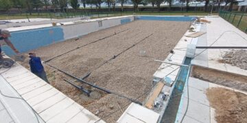 Villoria reforma el vaso grande de las piscinas municipales y mejorará la accesibilidad con una silla adaptada