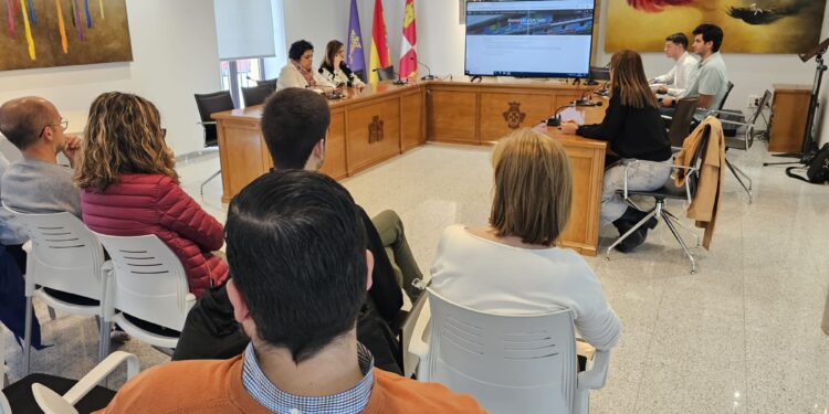 Peñaranda elige a los miembros de las mesas electorales para los comicios europeos que se celebrarán el próximo 9 de junio