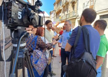 El senador Javier Izquierdo (PSOE) hace campaña en el mercado semanal de Peñaranda: «Todos los pactos de la derecha con la ultraderecha son nefastos para la mayoría de la población»