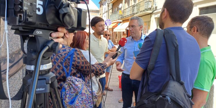 El senador Javier Izquierdo (PSOE) hace campaña en el mercado semanal de Peñaranda: «Todos los pactos de la derecha con la ultraderecha son nefastos para la mayoría de la población»
