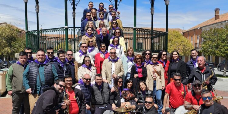 Los quint@s nacidos en 1984 celebran en Peñaranda un animado reencuentro acompañados de la charanga Dale Kaña 2.0.