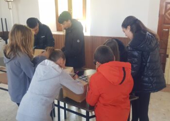 Niños y niñas de Rágama participan en un taller para decorar las cajas nido que se instalarán en varias zonas de la localidad