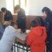 Niños y niñas de Rágama participan en un taller para decorar las cajas nido que se instalarán en varias zonas de la localidad