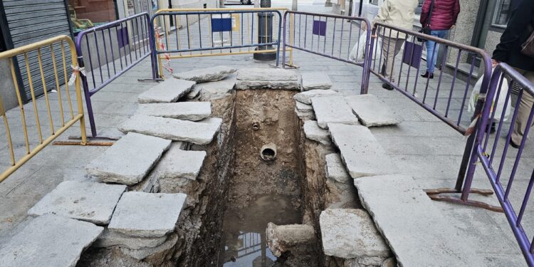 Solución a los atranques en la calle «Bodegones» de Peñaranda: el Ayuntamiento renovará un tramo de la red de saneamiento