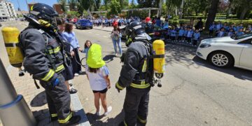El colegio La Encarnación vive en Peñaranda un nuevo simulacro de evacuación junto a Bomberos y agentes de la Policía Local