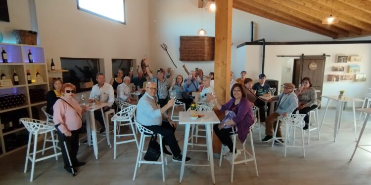 La asociación de mayores San Miguel de Peñaranda disfruta de una nueva excursión cultural para conocer Navarra y La Rioja