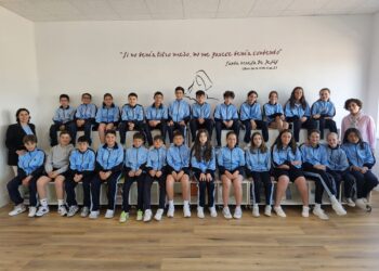 Jóvenes actores del colegio La Encarnación preparados para poner en escena su «Alicia» y recaudar donativos para ASPACE