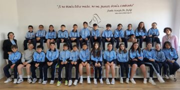 Jóvenes actores del colegio La Encarnación preparados para poner en escena su «Alicia» y recaudar donativos para ASPACE