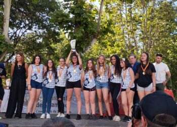 El equipo infantil femenino de voley de Peñaranda recoge en la capital salmantina su galardón como campeonas provinciales