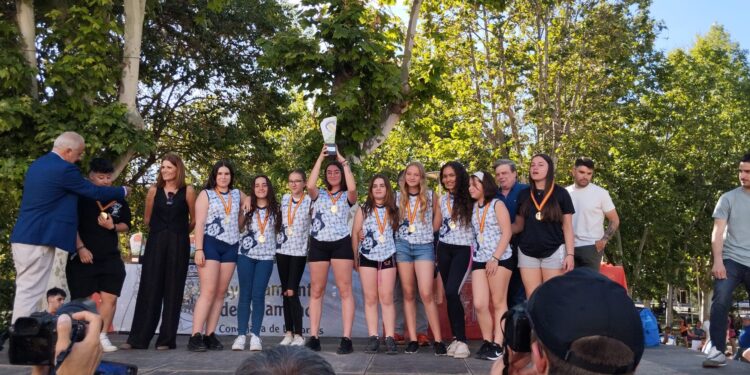 El equipo infantil femenino de voley de Peñaranda recoge en la capital salmantina su galardón como campeonas provinciales