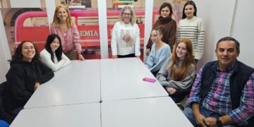 Cuatro jóvenes de Estados Unidos, Francia, Italia y Thailandia viven en Peñaranda una experiencia lingüística en familia