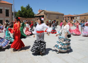 Sevillanas y caballistas llenan Villoria de alegría, bailes y colorido en una nueva y concurrida edición de su Fiesta Rociera
