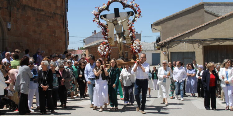425 celemines por los banzos del Santo Cristo de la Esperanza en Villoruela para cerrar la segunda procesión de las fiestas