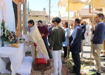 Bóveda del Río Almar perpetúa la tradición de los altares en sus calles para recibir la procesión del Corpus y orar ante ellos