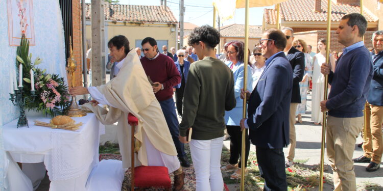 Bóveda del Río Almar perpetúa la tradición de los altares en sus calles para recibir la procesión del Corpus y orar ante ellos