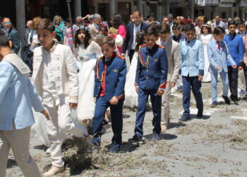 Peñaranda vive con gran solemnidad la celebración del Corpus y los niños y niñas de Primera Comunión desfilan junto a la custodia