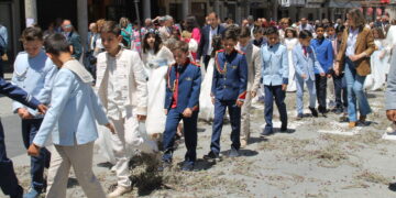 Peñaranda vive con gran solemnidad la celebración del Corpus y los niños y niñas de Primera Comunión desfilan junto a la custodia