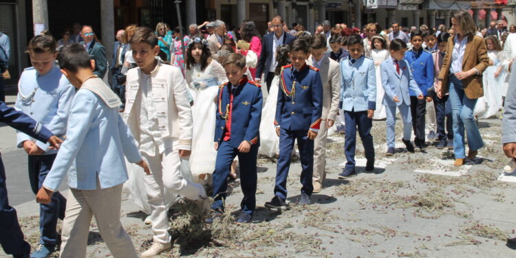 Peñaranda vive con gran solemnidad la celebración del Corpus y los niños y niñas de Primera Comunión desfilan junto a la custodia