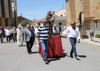 Moríñigo da comienzo a sus fiestas patronales con la misa y la procesión de San Antonio y un animado convite para los vecinos