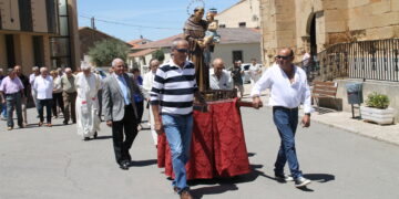 Moríñigo da comienzo a sus fiestas patronales con la misa y la procesión de San Antonio y un animado convite para los vecinos
