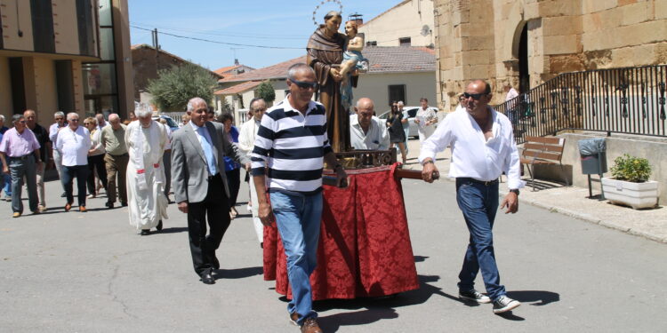 Moríñigo da comienzo a sus fiestas patronales con la misa y la procesión de San Antonio y un animado convite para los vecinos