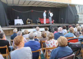 Moríñigo disfruta de una espléndida tarde de teatro al aire libre con «Pijama para seis» a cargo del grupo villorejo Zaranda