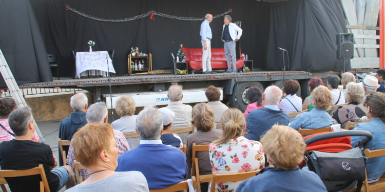 Moríñigo disfruta de una espléndida tarde de teatro al aire libre con «Pijama para seis» a cargo del grupo villorejo Zaranda