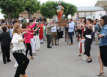 Paradinas de San Juan vive su día grande con los actos religiosos en honor de San Pedro Apóstol y las jotas típicas en la procesión