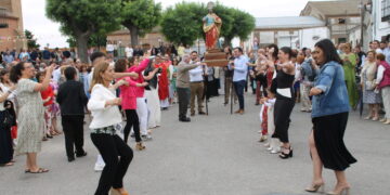Paradinas de San Juan vive su día grande con los actos religiosos en honor de San Pedro Apóstol y las jotas típicas en la procesión