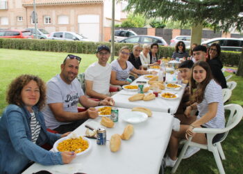 Paradinas de San Juan reparte en el parque 650 raciones de paella en la jornada de despedida de las fiestas de San Pedro