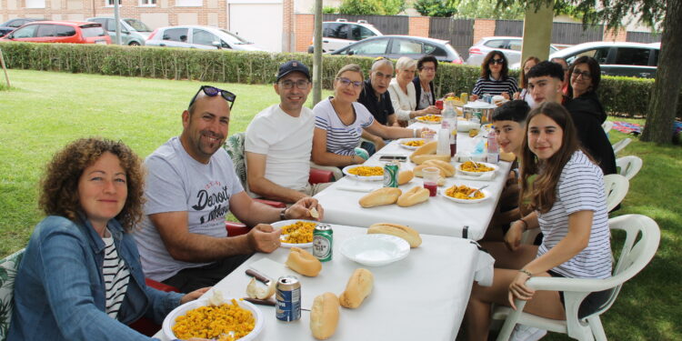 Paradinas de San Juan reparte en el parque 650 raciones de paella en la jornada de despedida de las fiestas de San Pedro