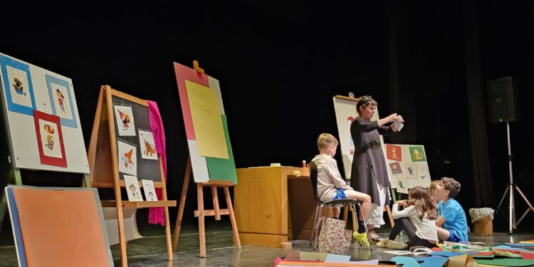 Alumnos del colegio Miguel de Unamuno de Peñaranda disfrutan en el CDS del encuentro con la ilustradora Violeta Monreal