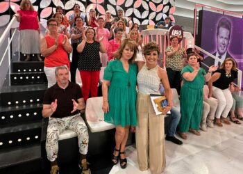 Vecinos de Peñaranda y Macotera asisten como público al programa «Y ahora Sonsoles» y colaboran con la AECC