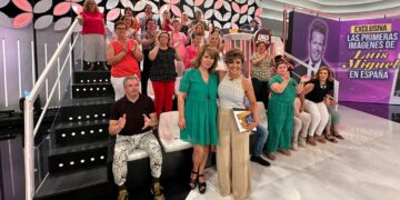 Vecinos de Peñaranda y Macotera asisten como público al programa «Y ahora Sonsoles» y colaboran con la AECC